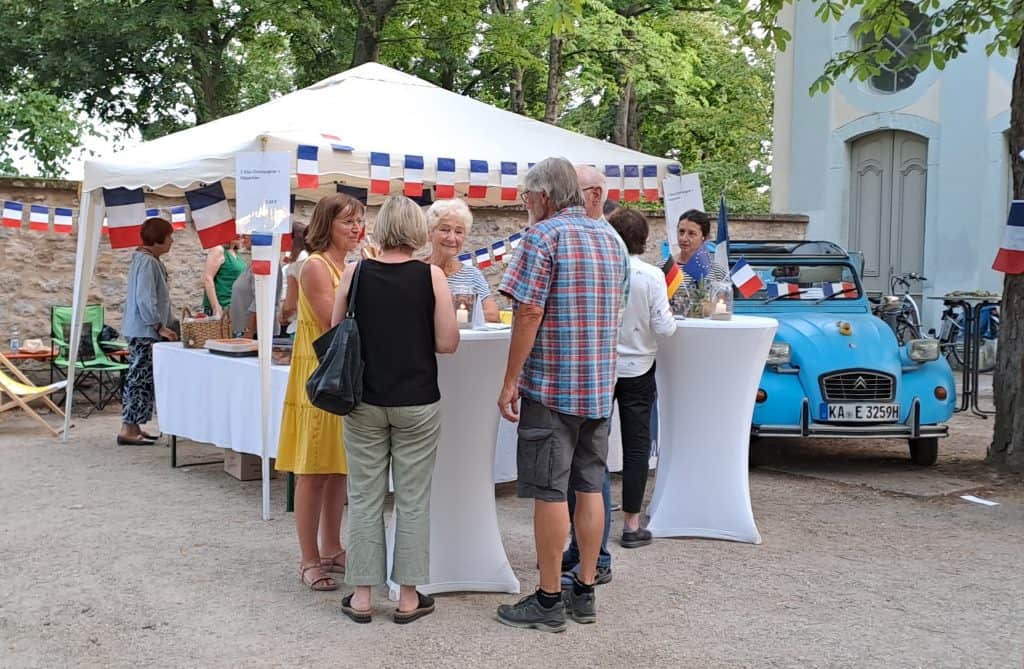 Besucher am Champagner-Stand beim Sommerfest 2023